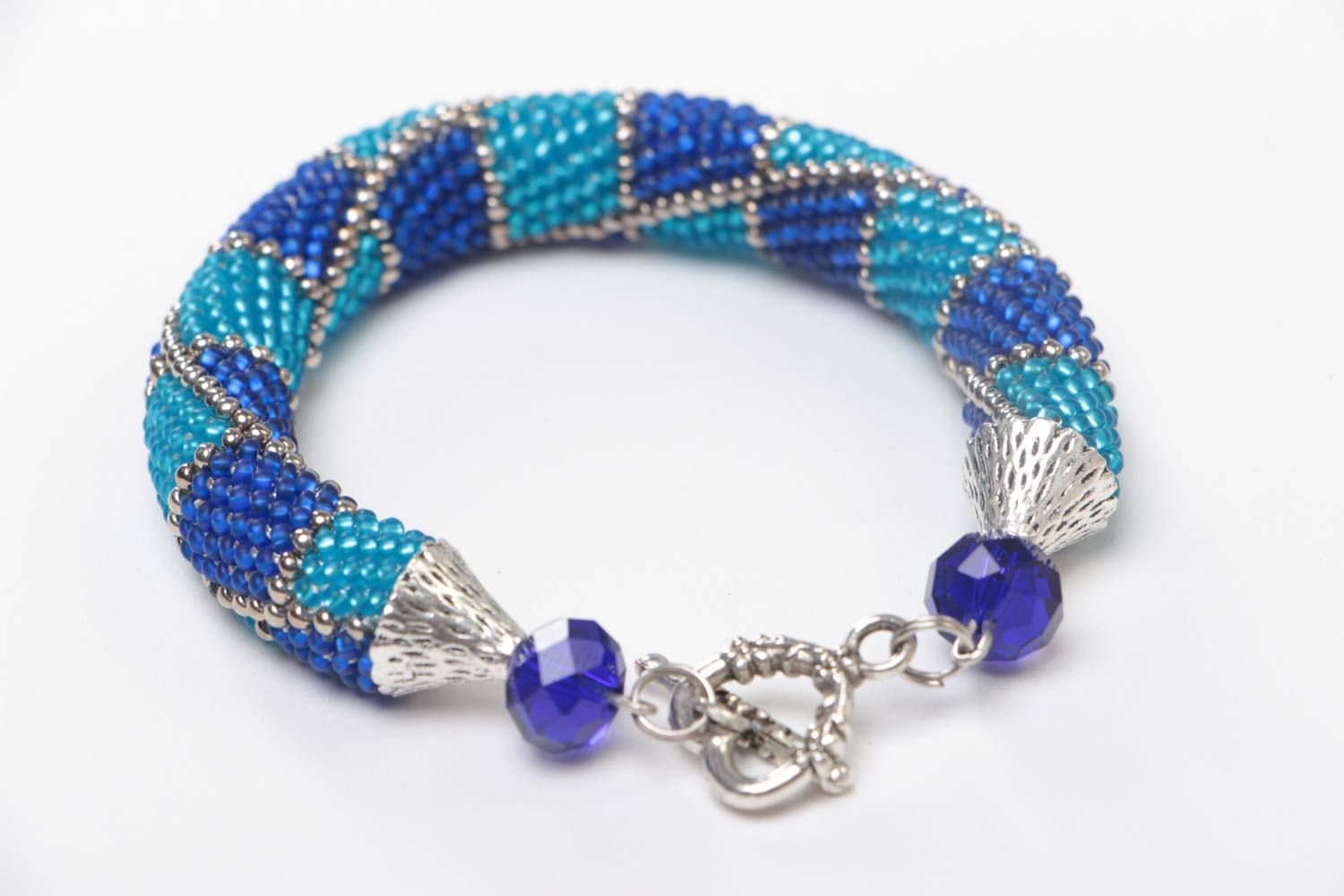 Bracelet en perles de rocaille au crochet bleu à carreaux fait main original photo 3