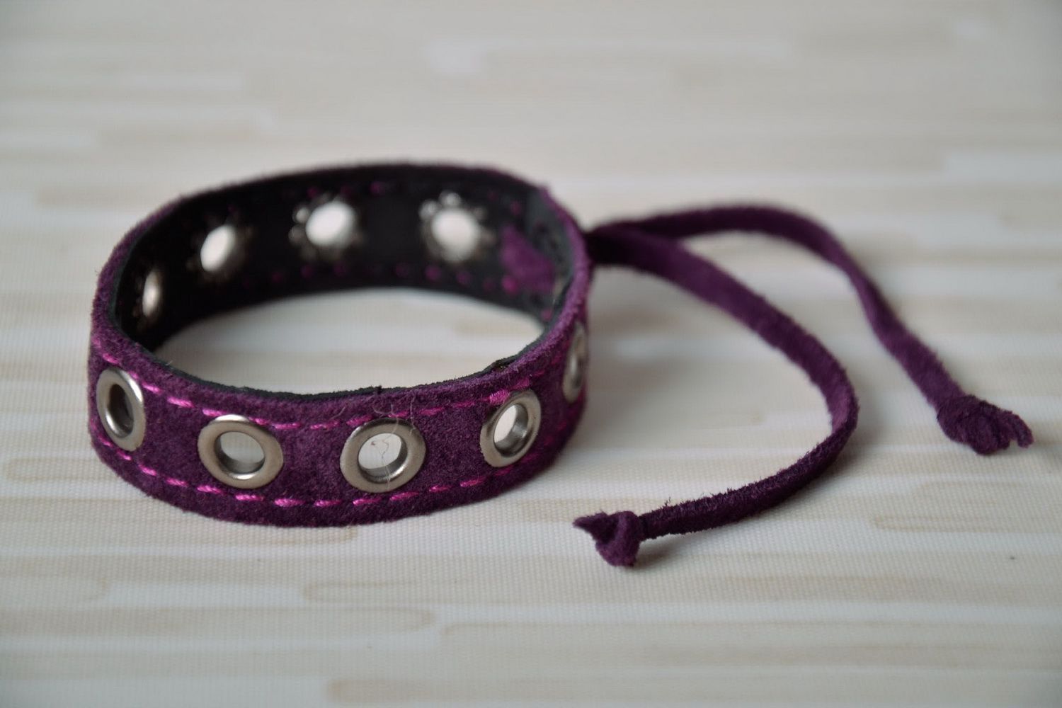 Bracelet fait main du cuir violet photo 1