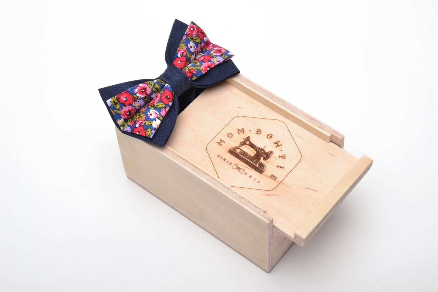 Blue bow tie with floral print photo 5
