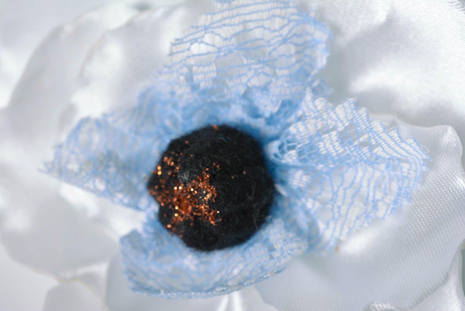 Повязка с цветком для волос ручной работы женская авторская голубая с белым фото 5