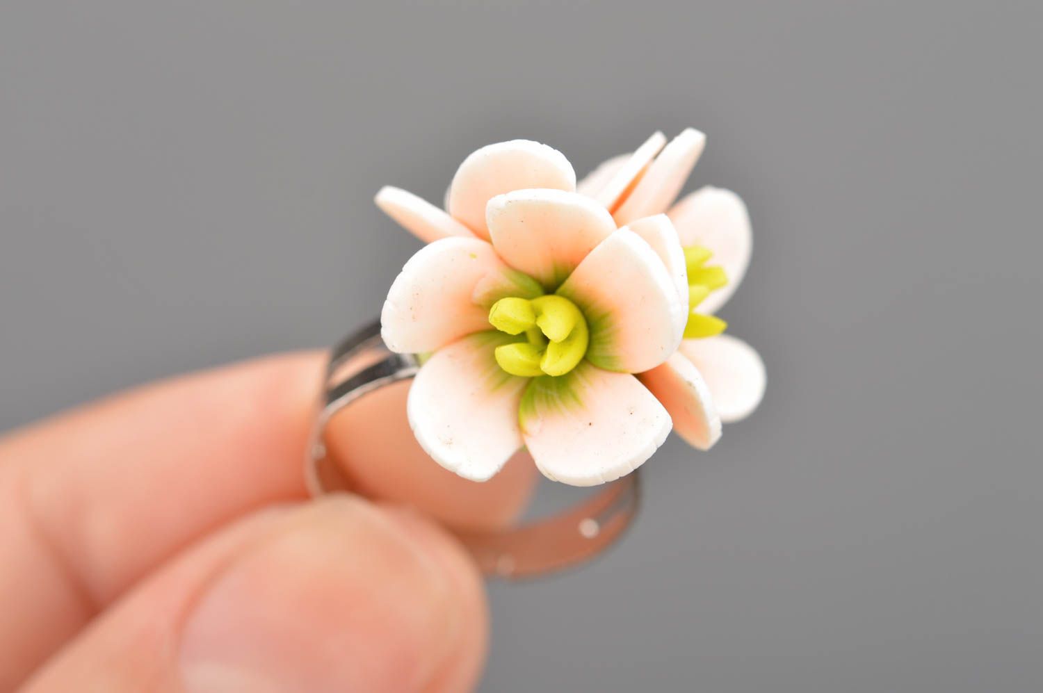Handgemachter Ring mit Blume aus Polymerton mit regulierbarer Größe für Frauen  foto 2