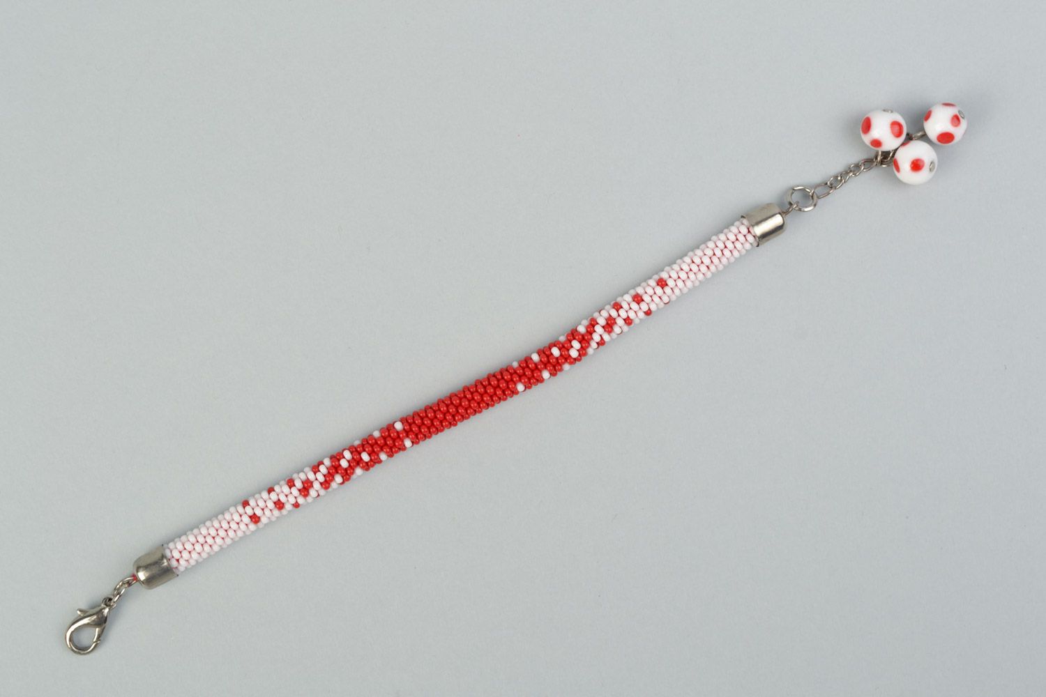 Наручный браслет из бисера с подвесками ручной работы красный с белым нарядный фото 5