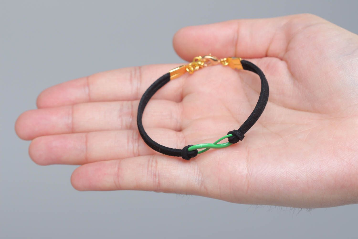 Handmade schwarzes Armband aus Wildleder mit Anhänger originell Frauen Schmuck foto 6