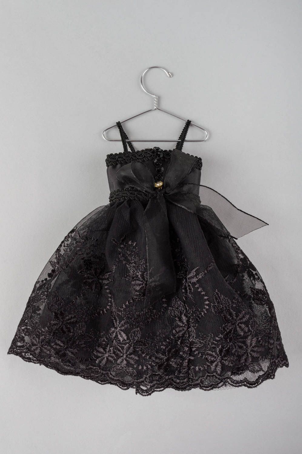 Интерьерная подвеска в виде платья ручной работы оригинальная из кружева фото 2