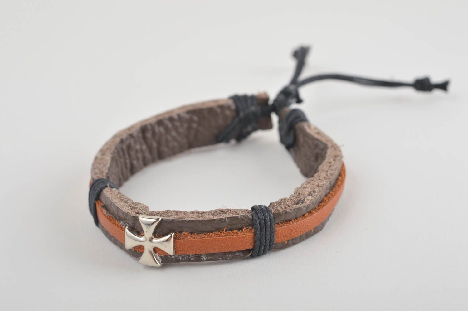 Pulsera artesanal accesorio de moda pulsera de piel natural marrón con cruz foto 2