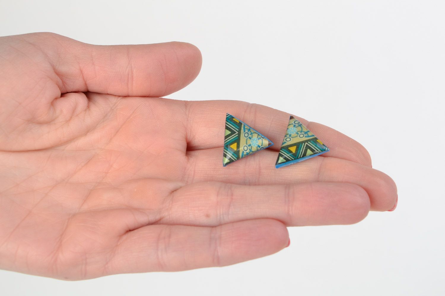 Dreieckige Ohrringe Ohrstecker aus Juwelierglasur mit Ethnomuster Handarbeit blau grün  foto 2