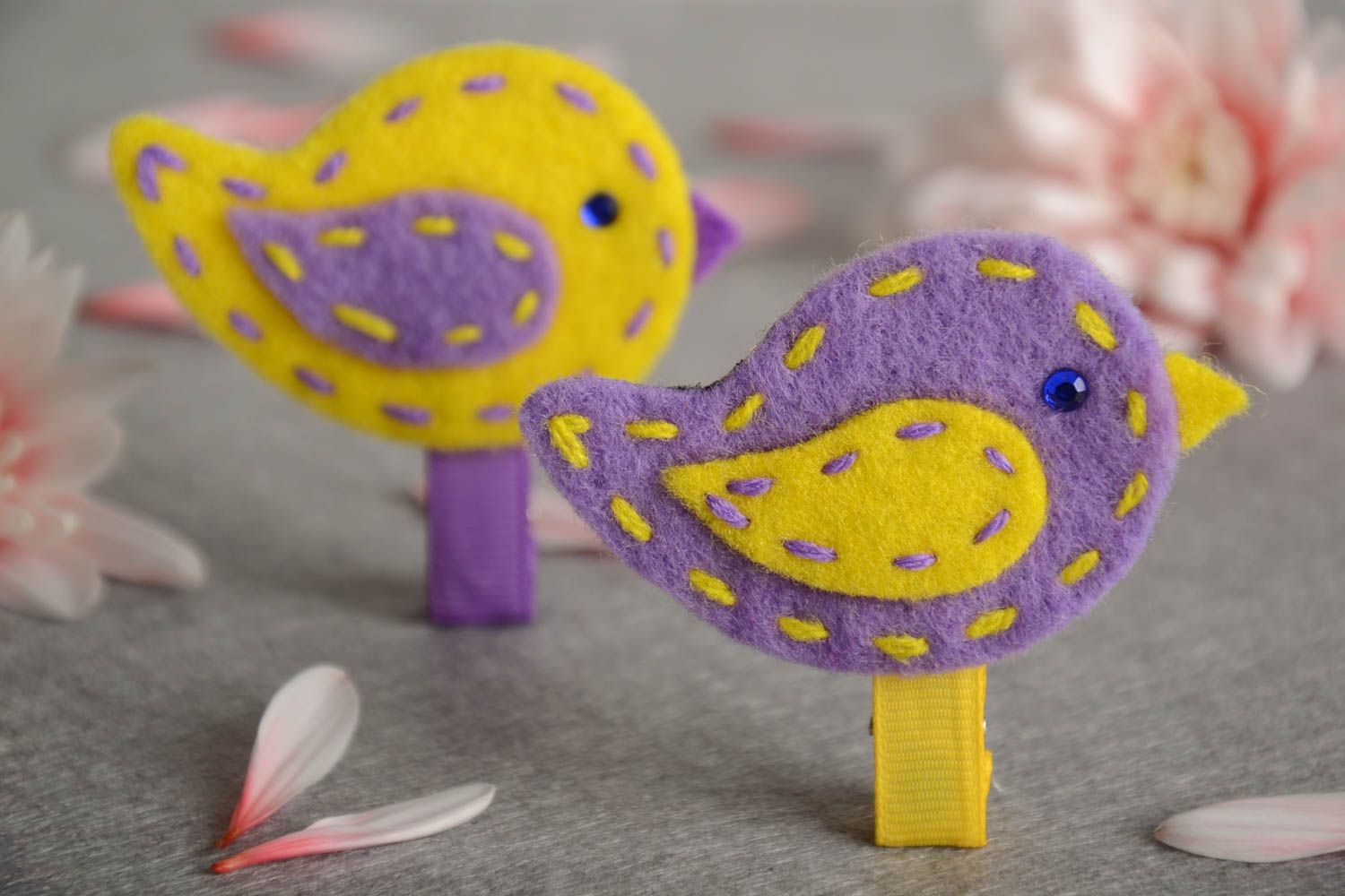 Детские заколки в виде птичек желтая и сиреневая набор 2 аксессуара ручной работы фото 1