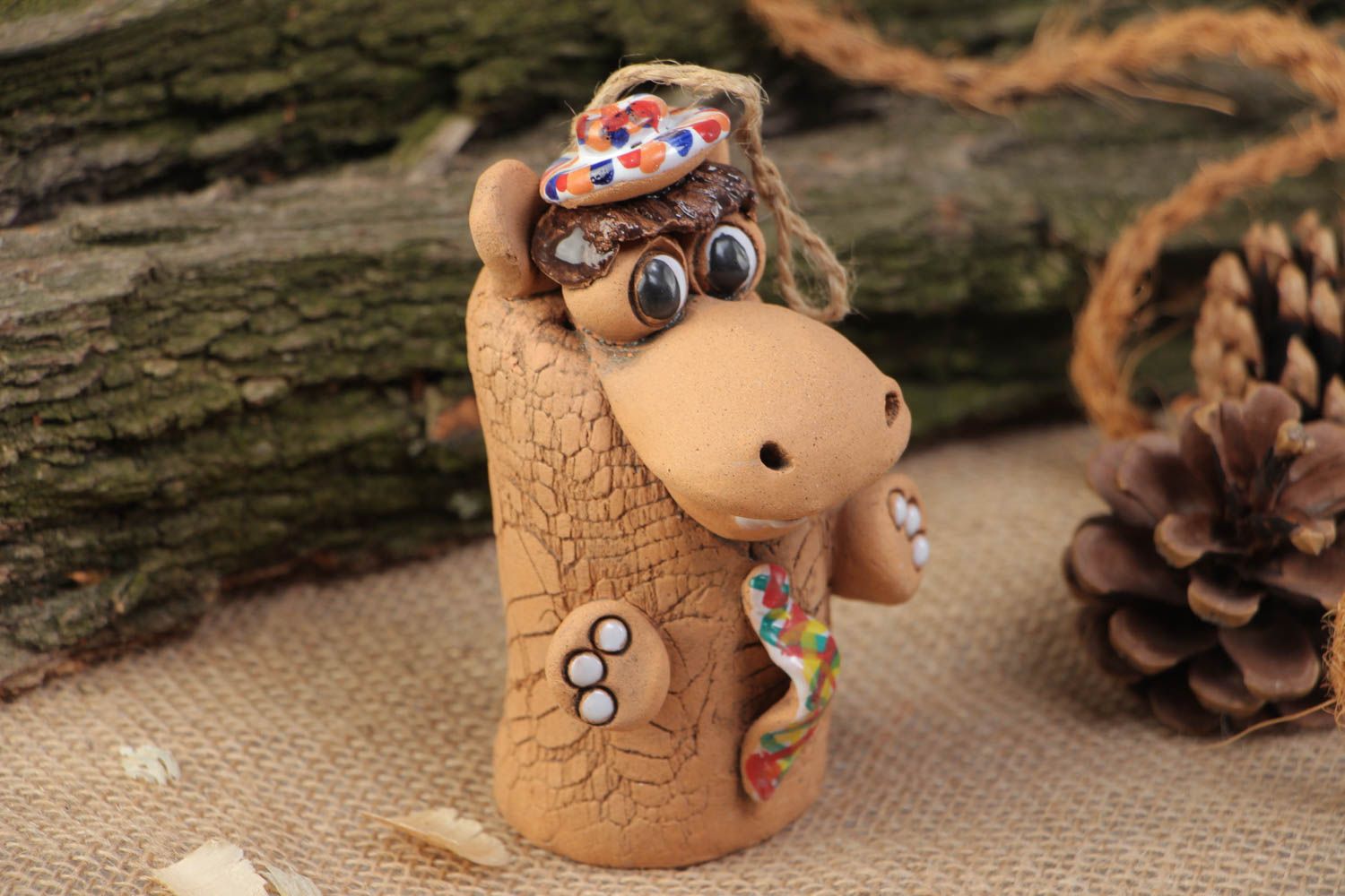 Clochette en terre cuite faite main en forme de hippo décoration de maison photo 1