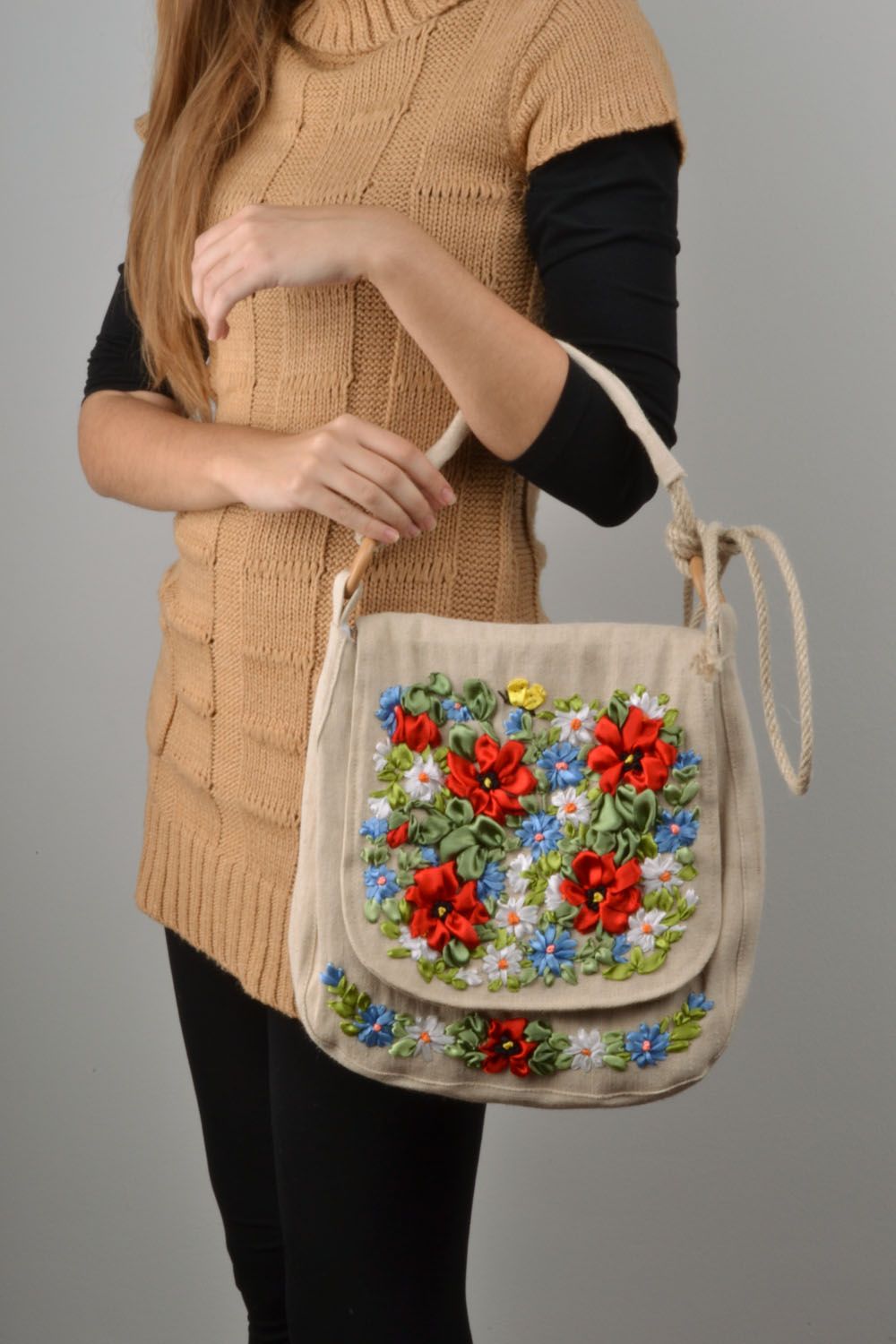 Женская сумка с вышивкой фото 1
