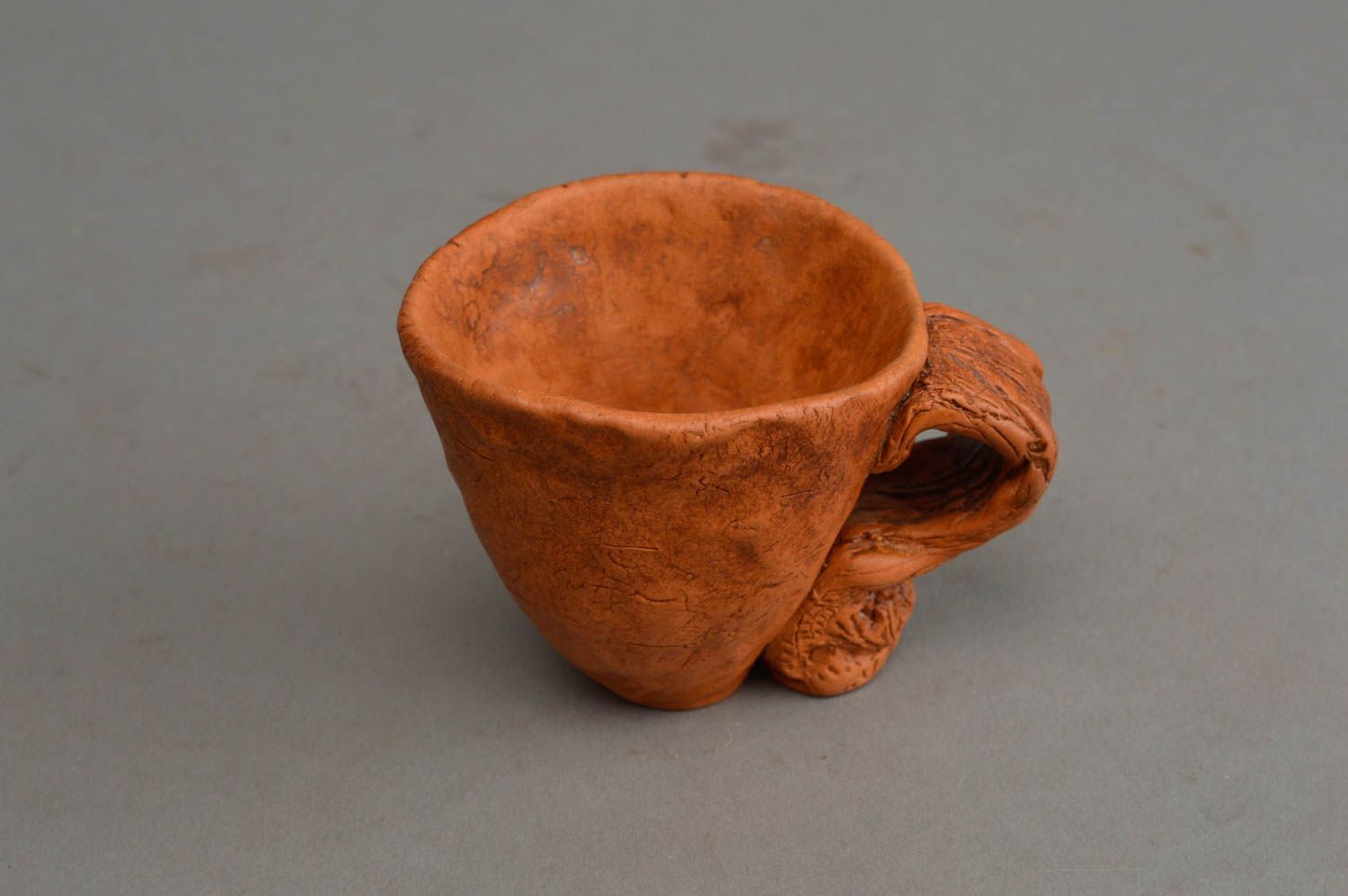 Ungewöhnliche kleine handgemachte Tasse aus Ton mit Muster für Kaffee in Braun  foto 3