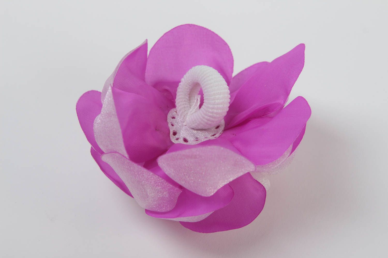 Небольшая резинка с цветком из органзы детская фиолетовая объемная ручной работы фото 4