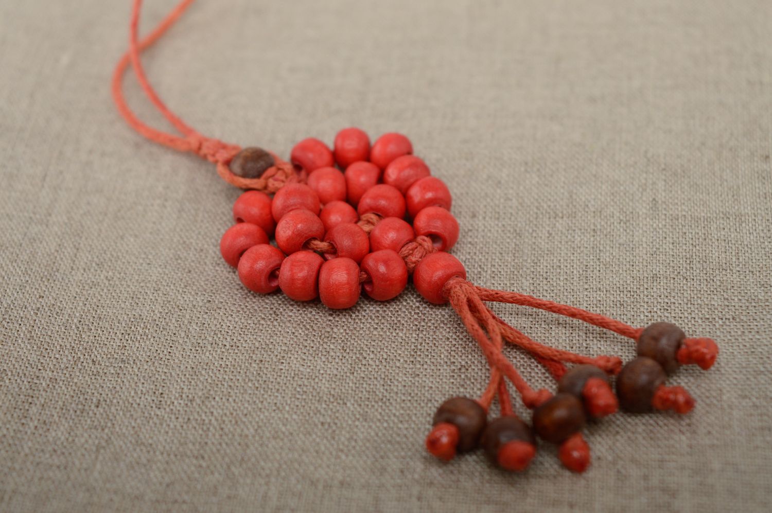 Porte-clefs en macramé rouge tressé original avec perles en bois fait main photo 4
