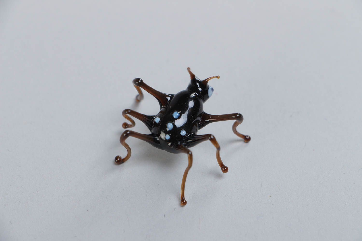 Фигурка паука из стекла в технике лэмпворк ручной работы коричневая миниатюрная фото 3