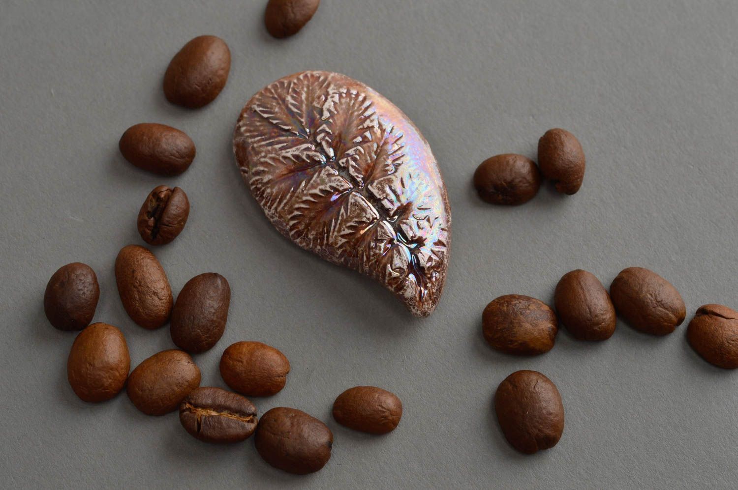 Broche feuille marron en argile naturelle faite main design de créateur photo 1