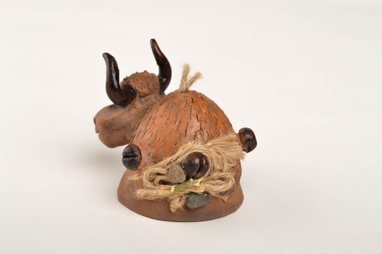 Фигурка ручной работы колокольчик из глины корова милый глиняный сувенир фото 4