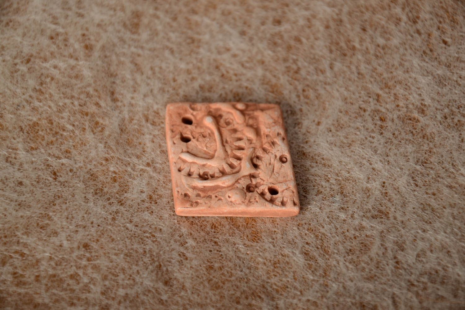 Pendentif d'argile à peindre fait main losange marron en relief style ethnique  photo 1