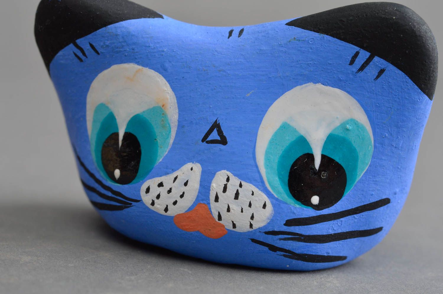 Синий керамический сувенир ручной работы из красной глины кот в цветочках фото 5