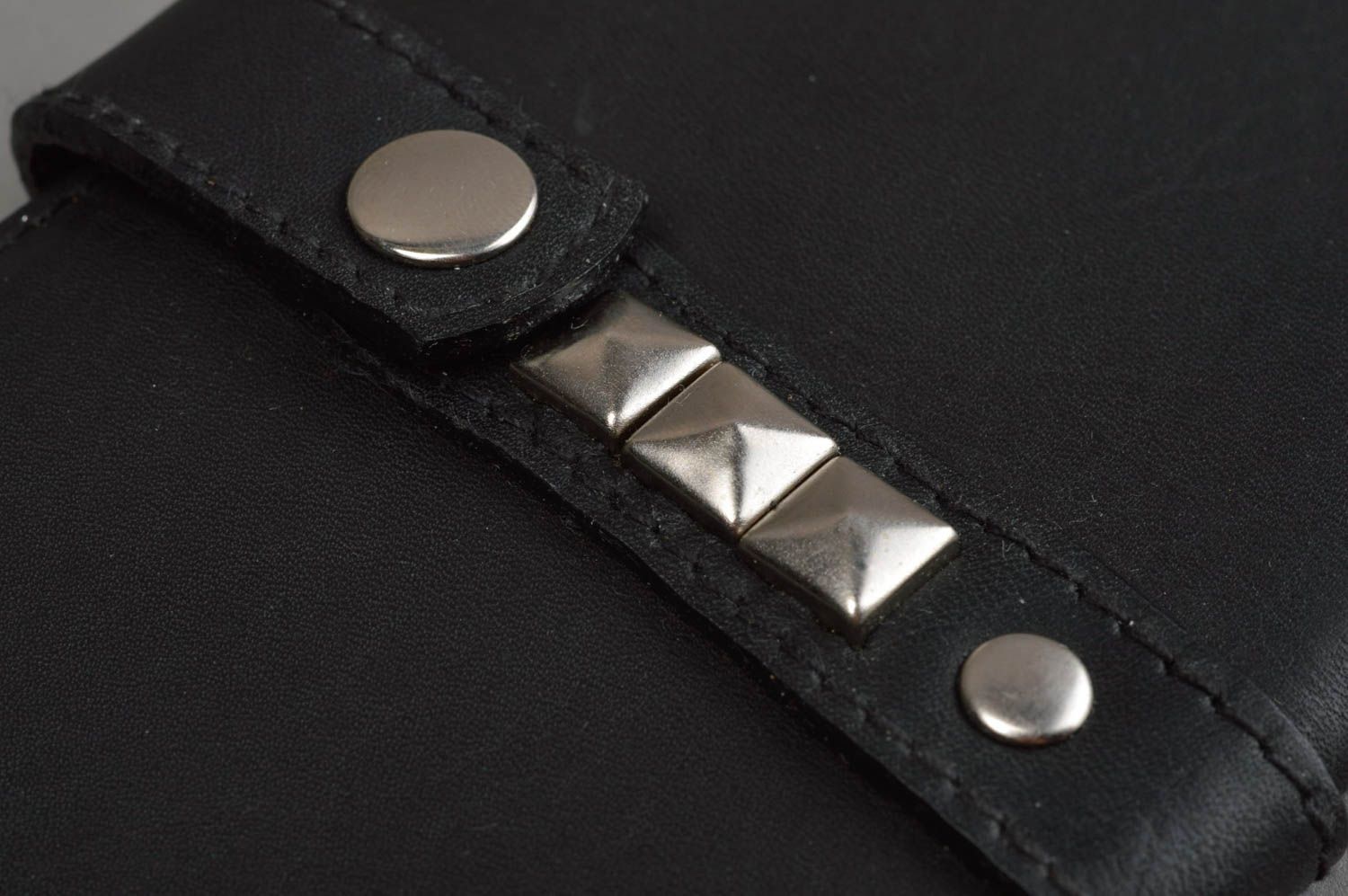 Portefeuille en vrai cuir noir fait main avec éléments métalliques accessoire photo 9