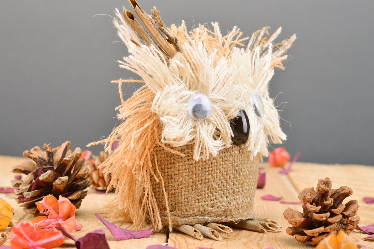 Figura hecha a mano lechuza decorativa de harpillera y lana  foto 3