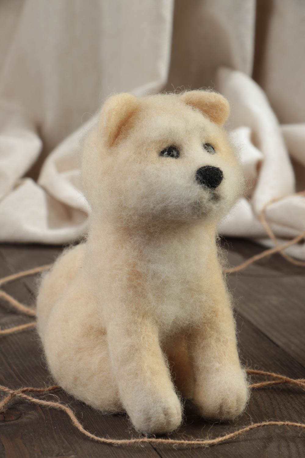 Jouet mou chien akita beige en laine naturelle feutrée fait main original photo 1