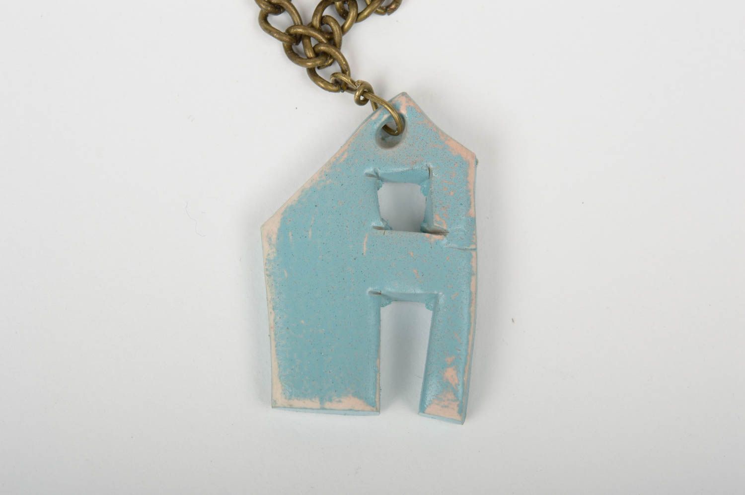 Pendentif en céramique Bijou fait main maison bleue cadeau Accessoire femme photo 1