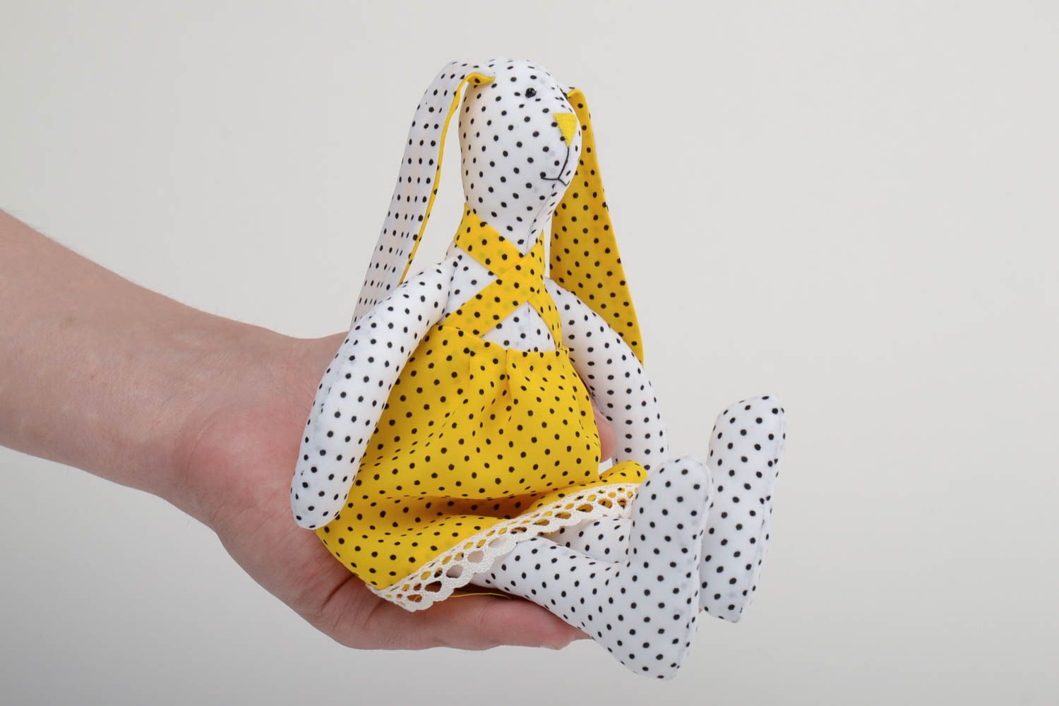 Мягкая тканевая игрушка заяц в горошек в желтом платье из штапеля ручной работы фото 5