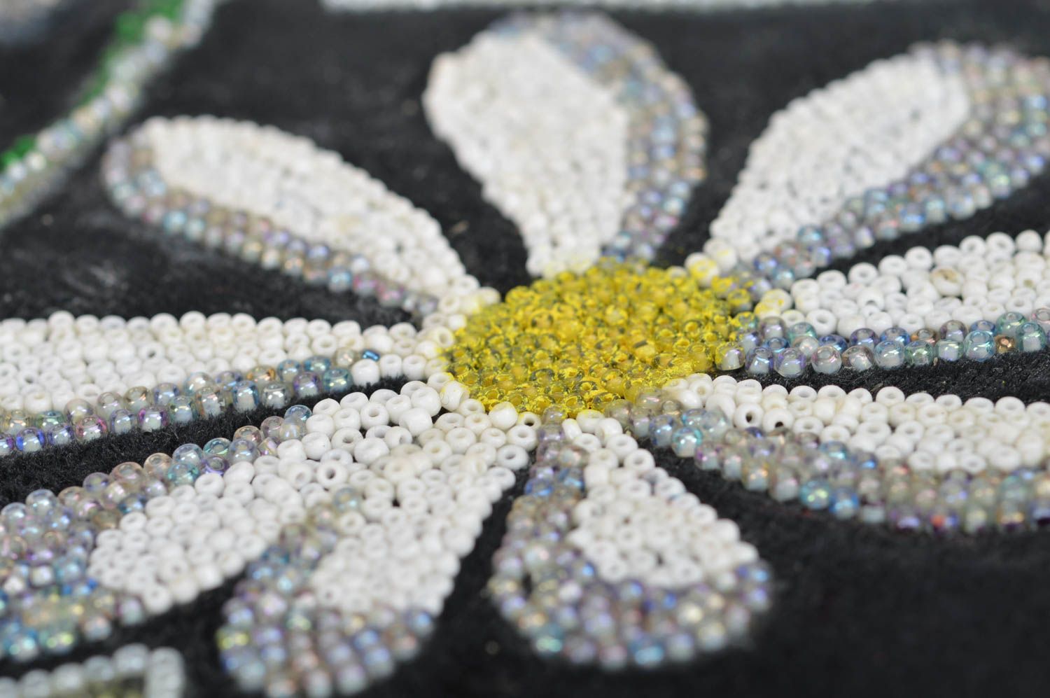 Glasperlen Wandbild Kamillen in Vase auf Textil handmade schön künstlerisch  foto 4