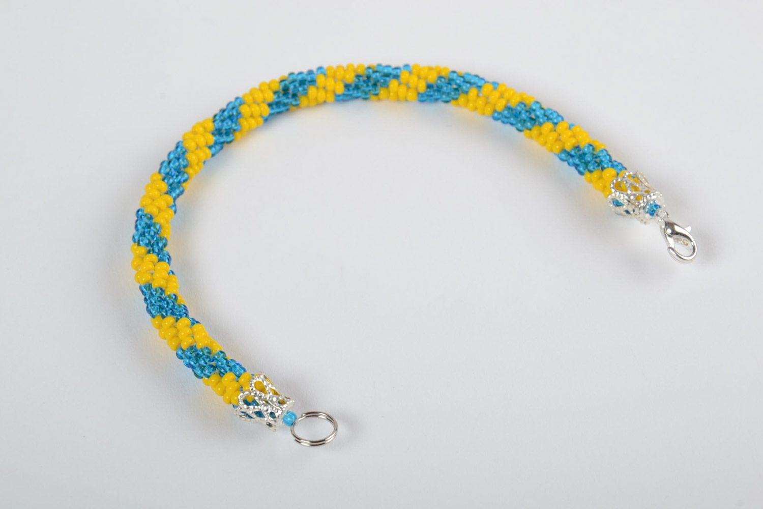 Яркий наручный браслет из бисера ручной работы желтый с голубым в форме жгута фото 4