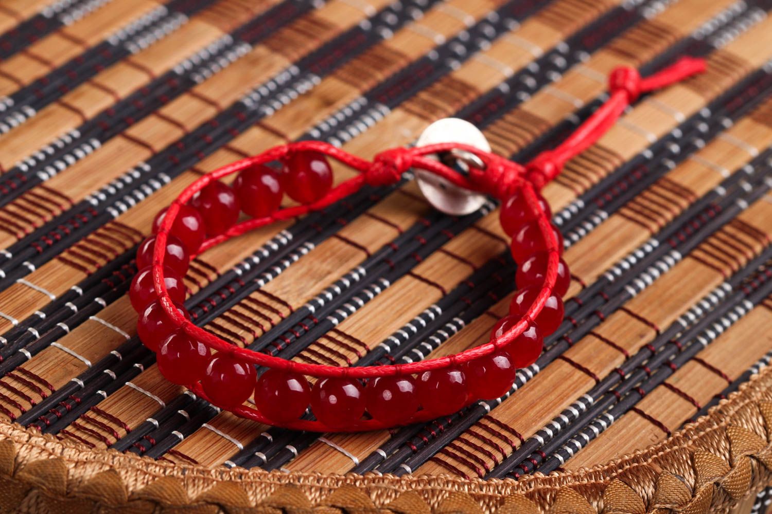 Красный браслет из камней ручной работы браслет из бусин авторская бижутерия фото 1