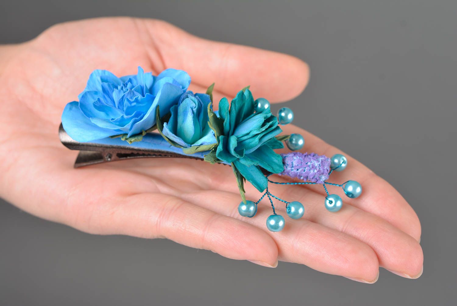 Pince à cheveux de tons bleus faite main avec fleurs en foamiran accessoire photo 2