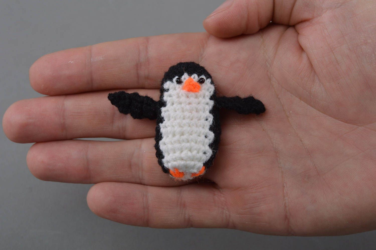 Schwarz weißes kleines gehäkeltes Kuscheltier Pinguin künstlerische Handarbeit foto 4