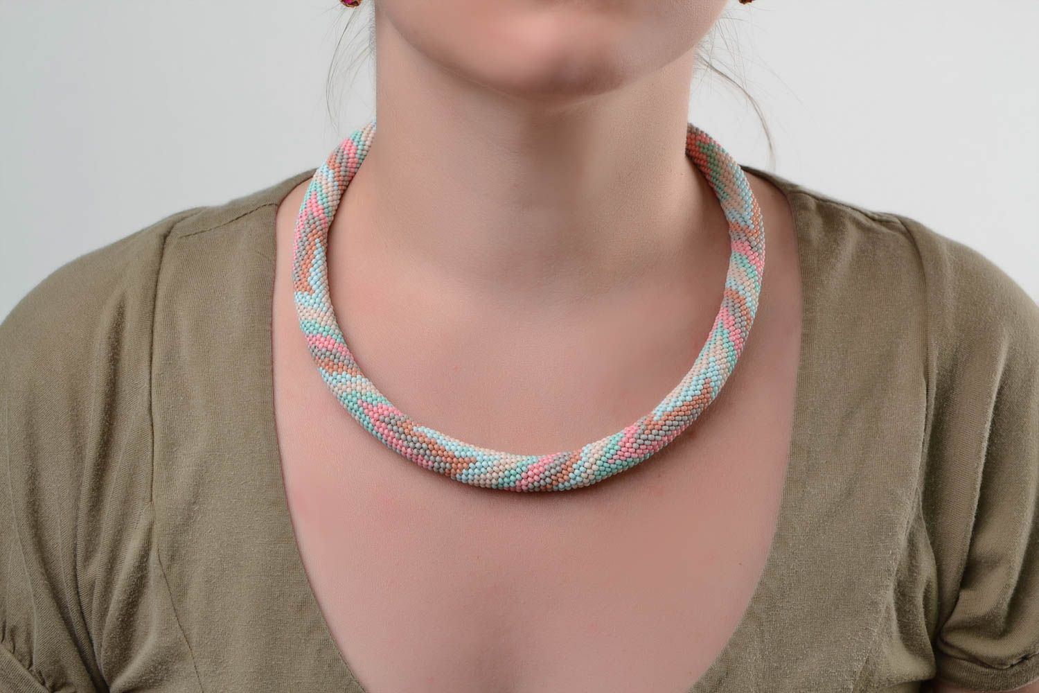 Collar de abalorios artesanal tejido a ganchillo original festivo para mujer foto 1