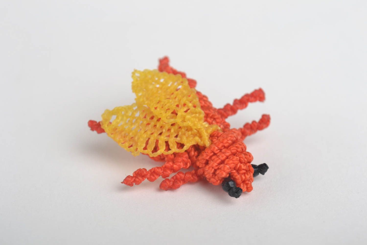 Плетеная брошь украшение ручной работы брошь животное муха оранжевая небольшая фото 2