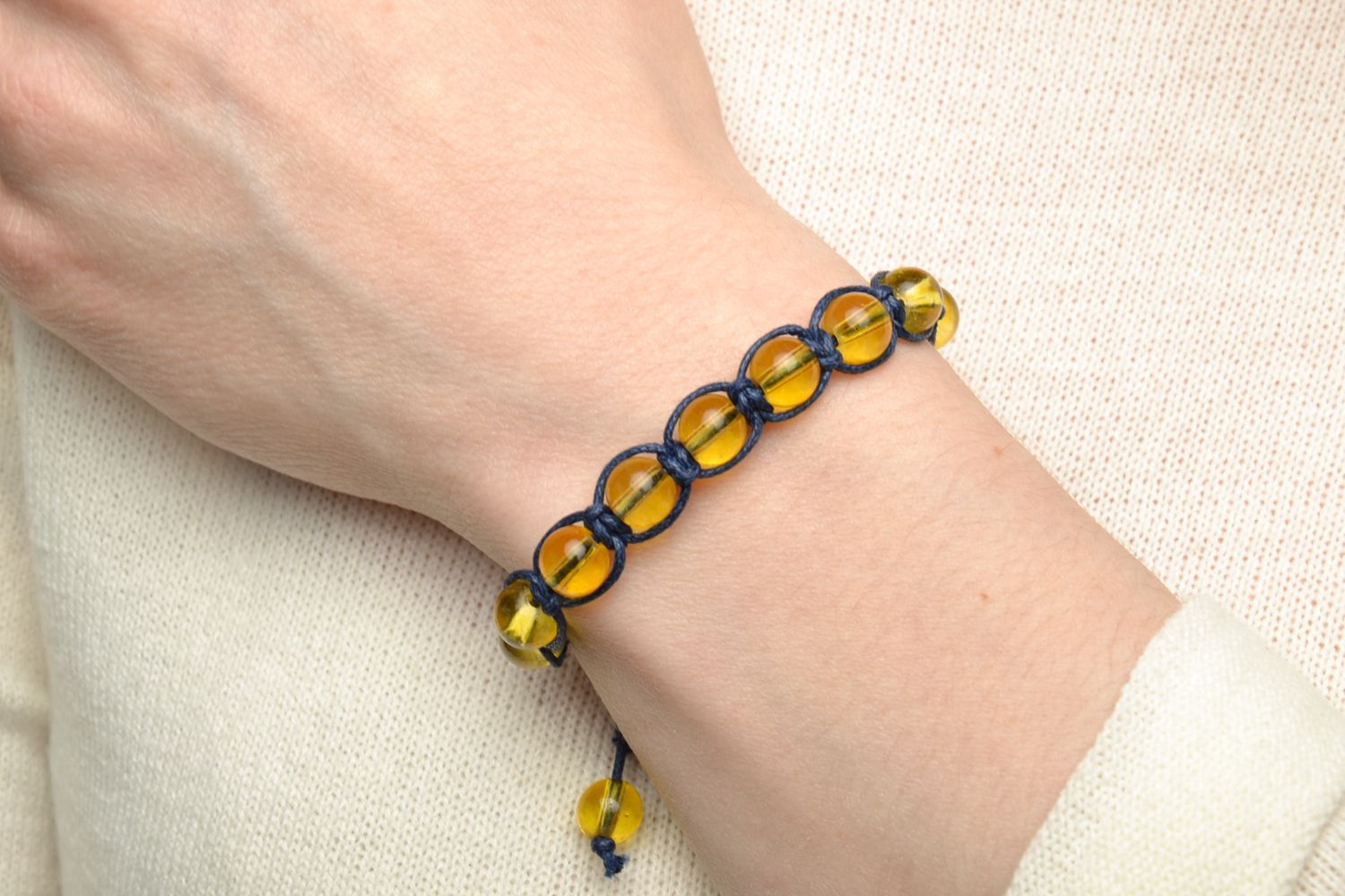 Bracelet en perles de verre jaunes tressé de lacet ciré bleu femme fait main photo 5