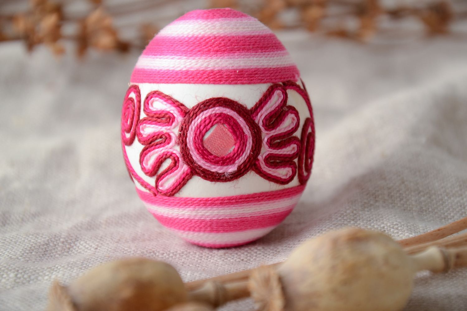 Oeuf de Pâques fait main décoratif entouré de fils de soie rose original photo 1