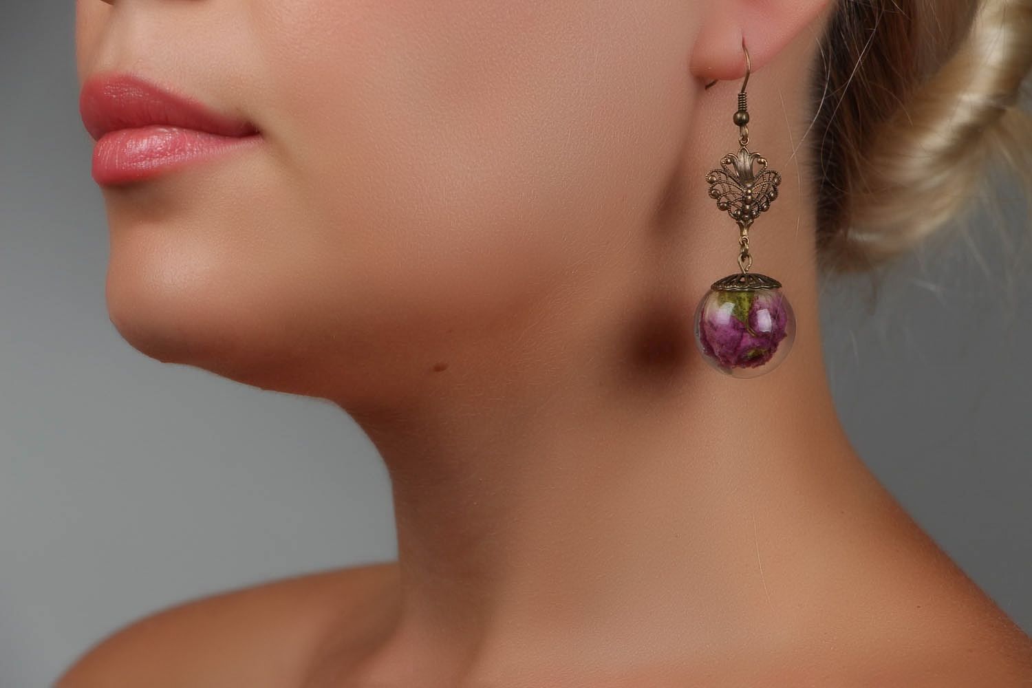 Earrings with Roses Made in Epoxy Resin photo 4