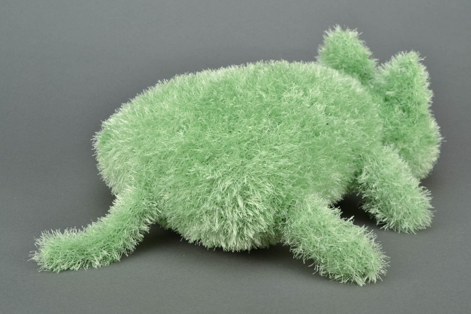 Вязаная игрушка-подушка кот зеленого цвета фото 4