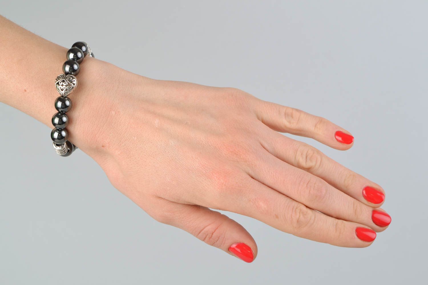 Bracelet en métal et hématite noir massif fait main femme Lumière de la Lune   photo 2