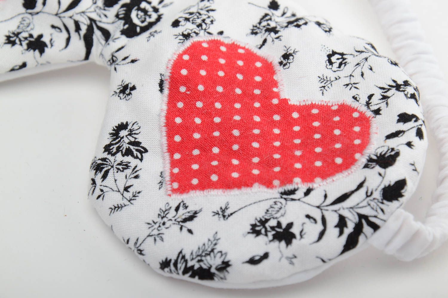 Handmade cotton fabric sleep mask with hearts print and elastic band photo 3