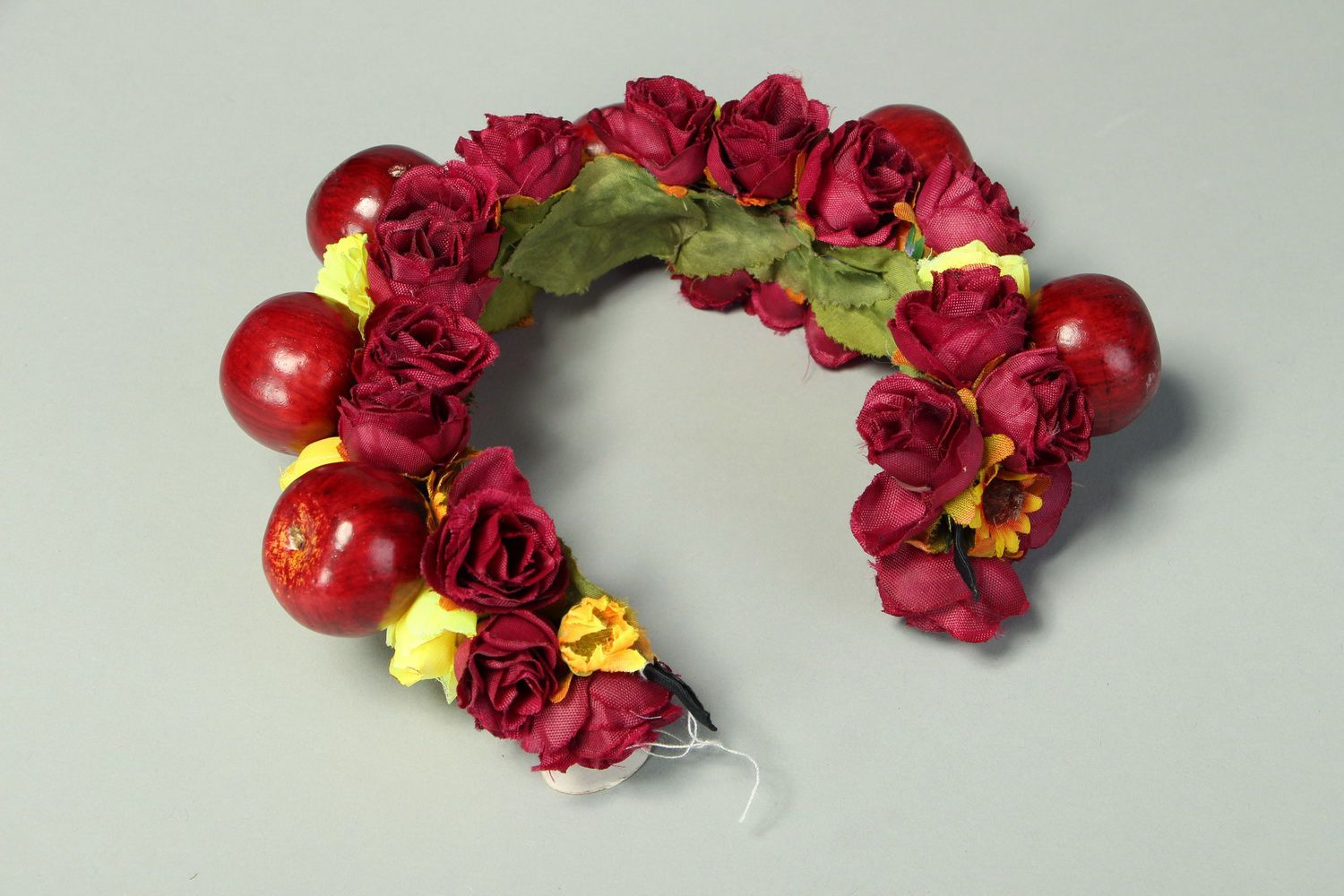 Corona de flores artificiales con manzanas foto 3