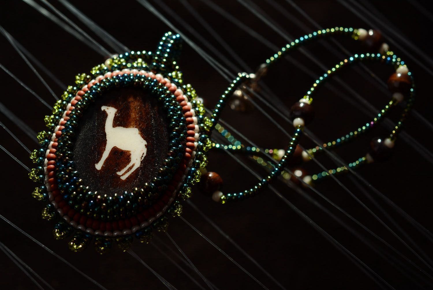 Collar artesanal de abalorios Camello foto 1