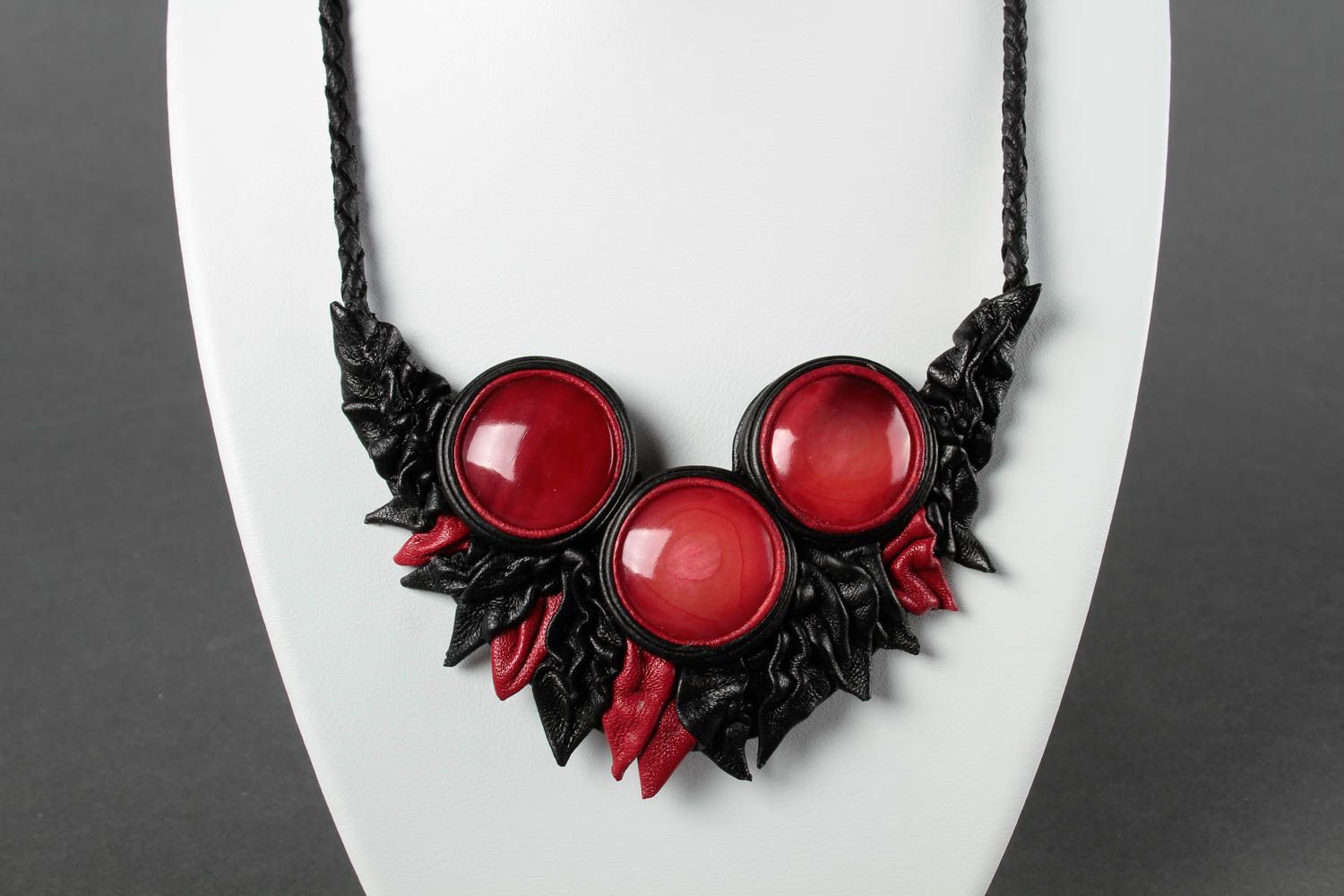 Collier cuir design Bijou fait main en corne rouge Accessoire pour femme photo 2