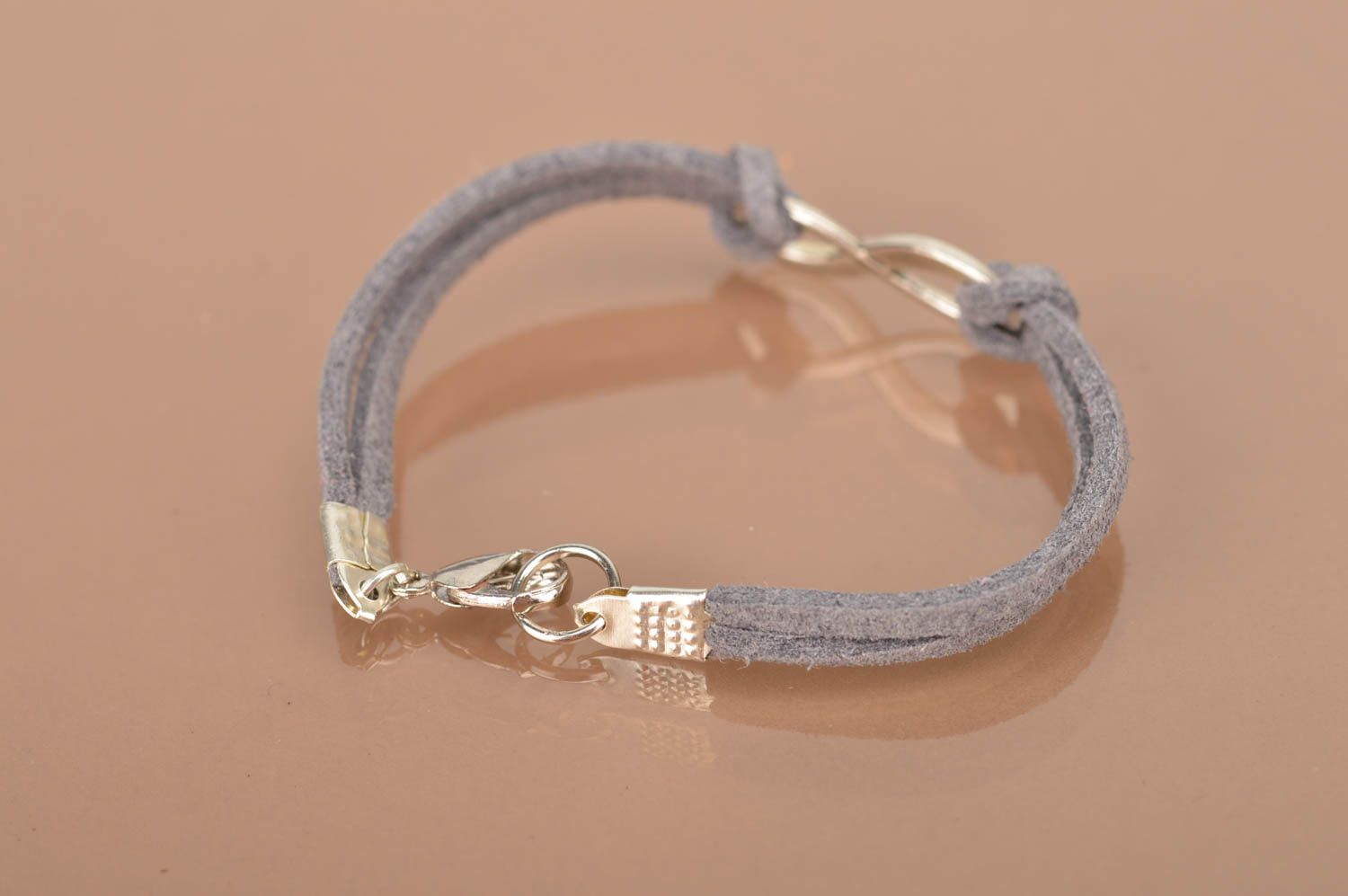 Серый браслет из замшевых шнурков с вставкой ручной работы оригинальный фото 3
