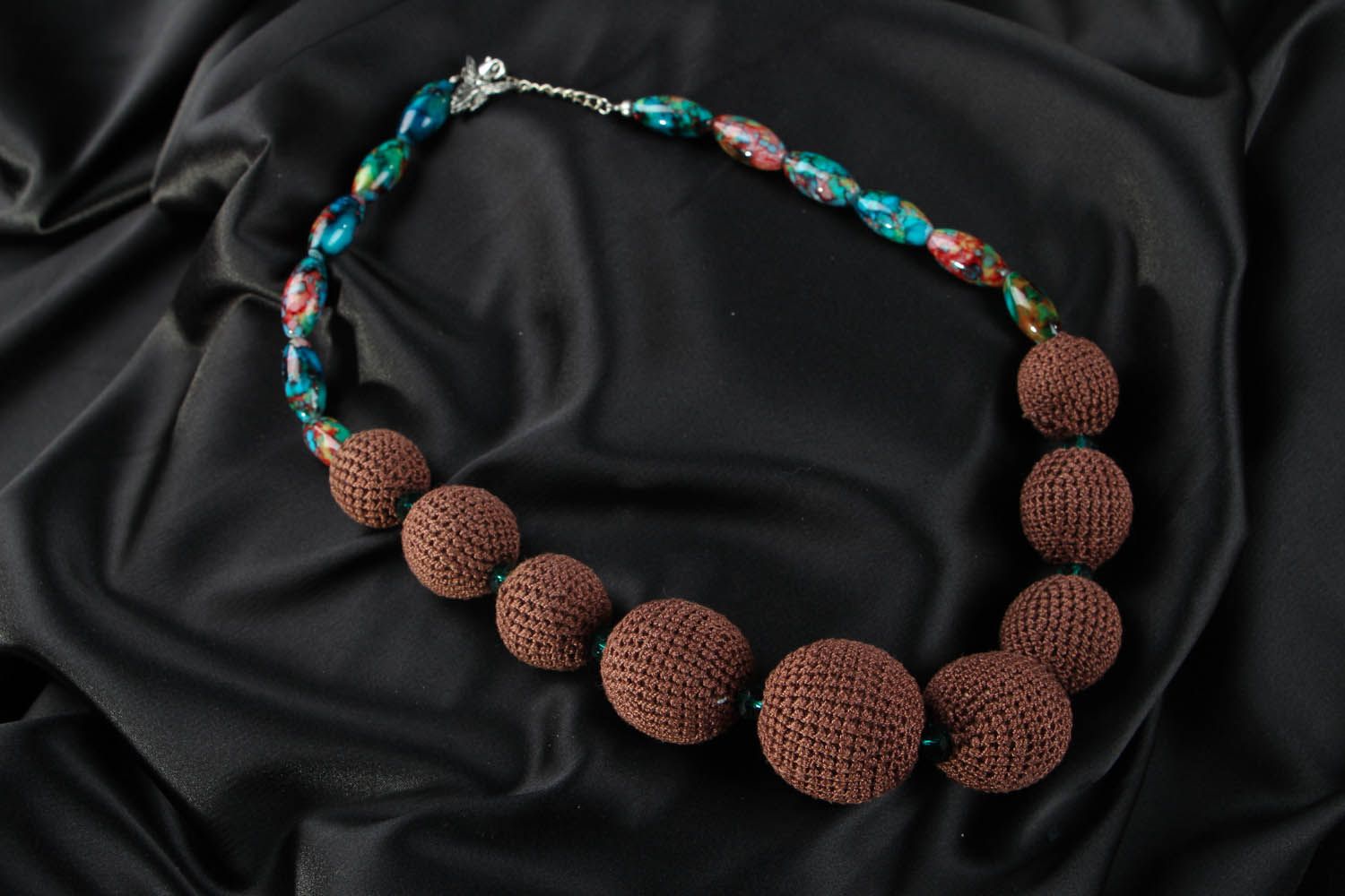 Necklace made of tied beads photo 1