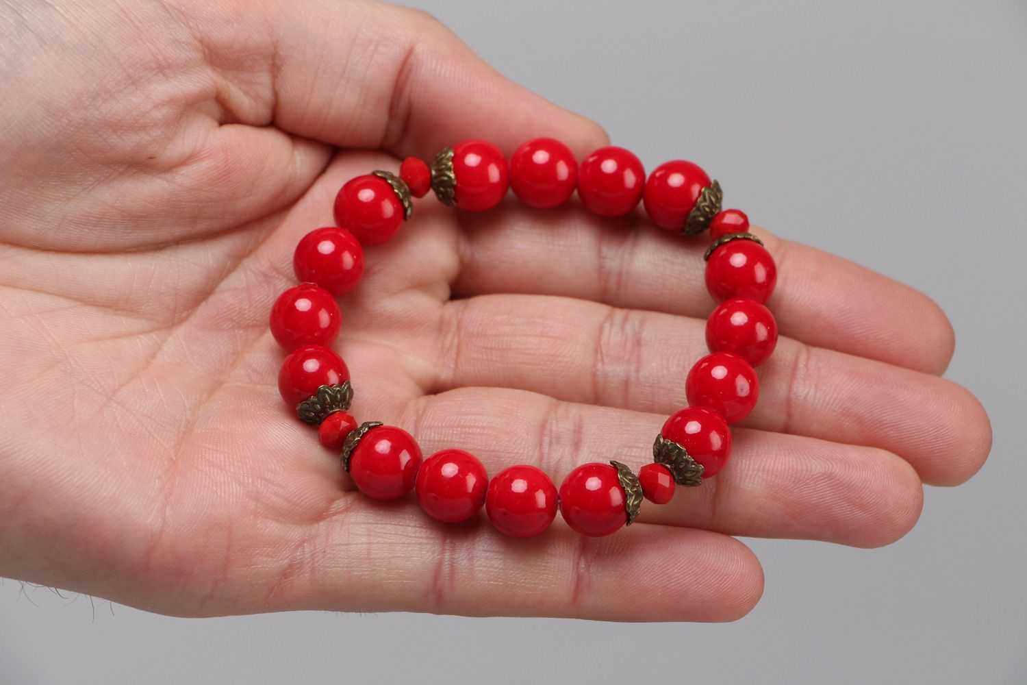 Handgemachtes schönes rotes Damen Korallen Armband mit Perlen aus Glas foto 3