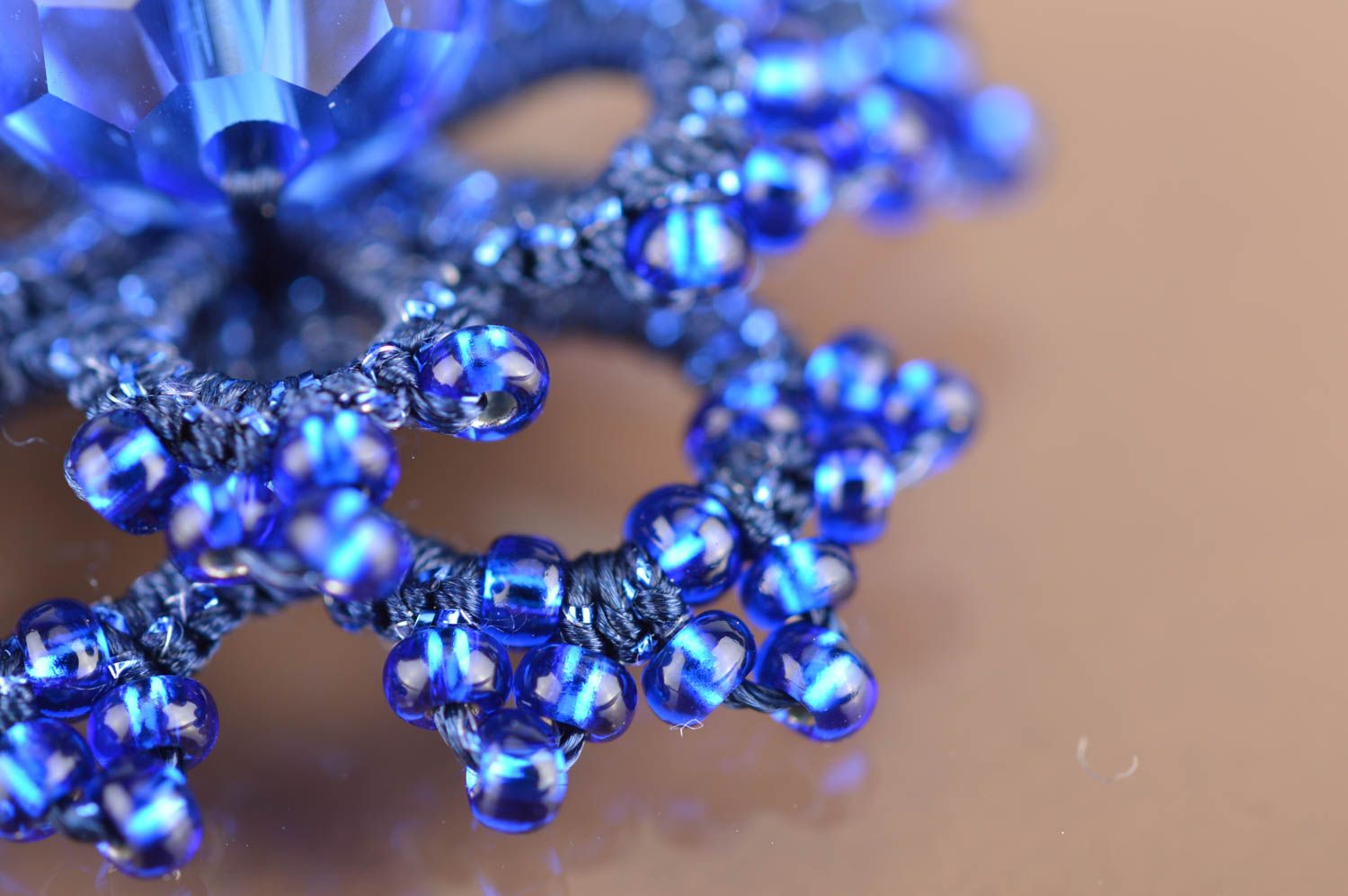 Яркие синие серьги из бисера в технике фриволите в виде цветов ручной работы фото 4