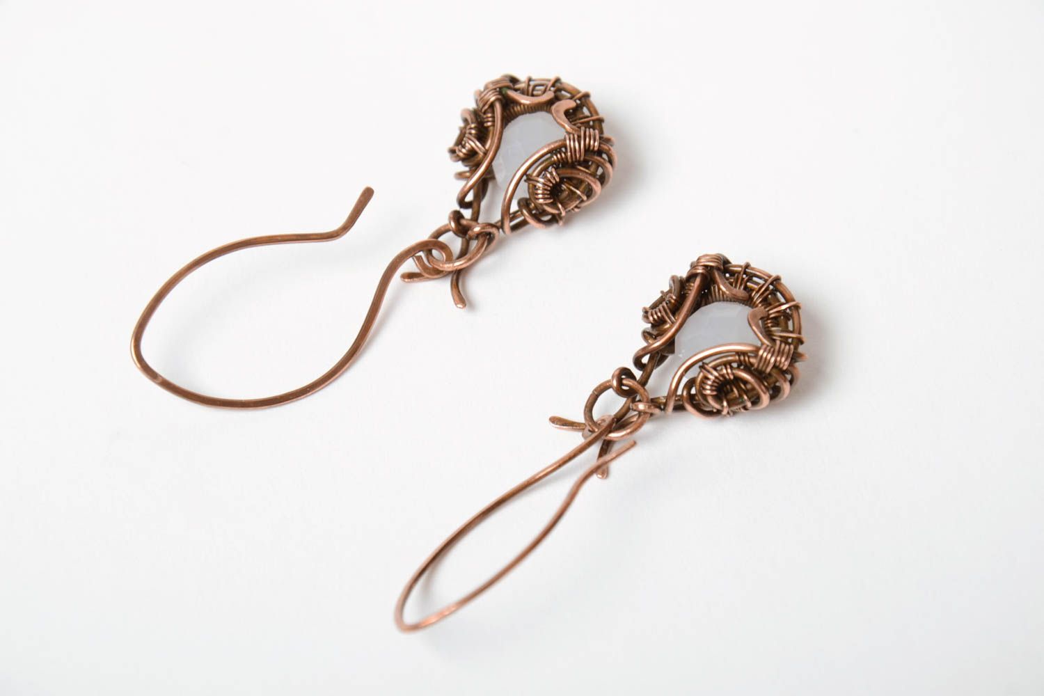 Boucles d'oreilles pendantes en cuivre avec pierre de Lune faites main élégantes photo 4