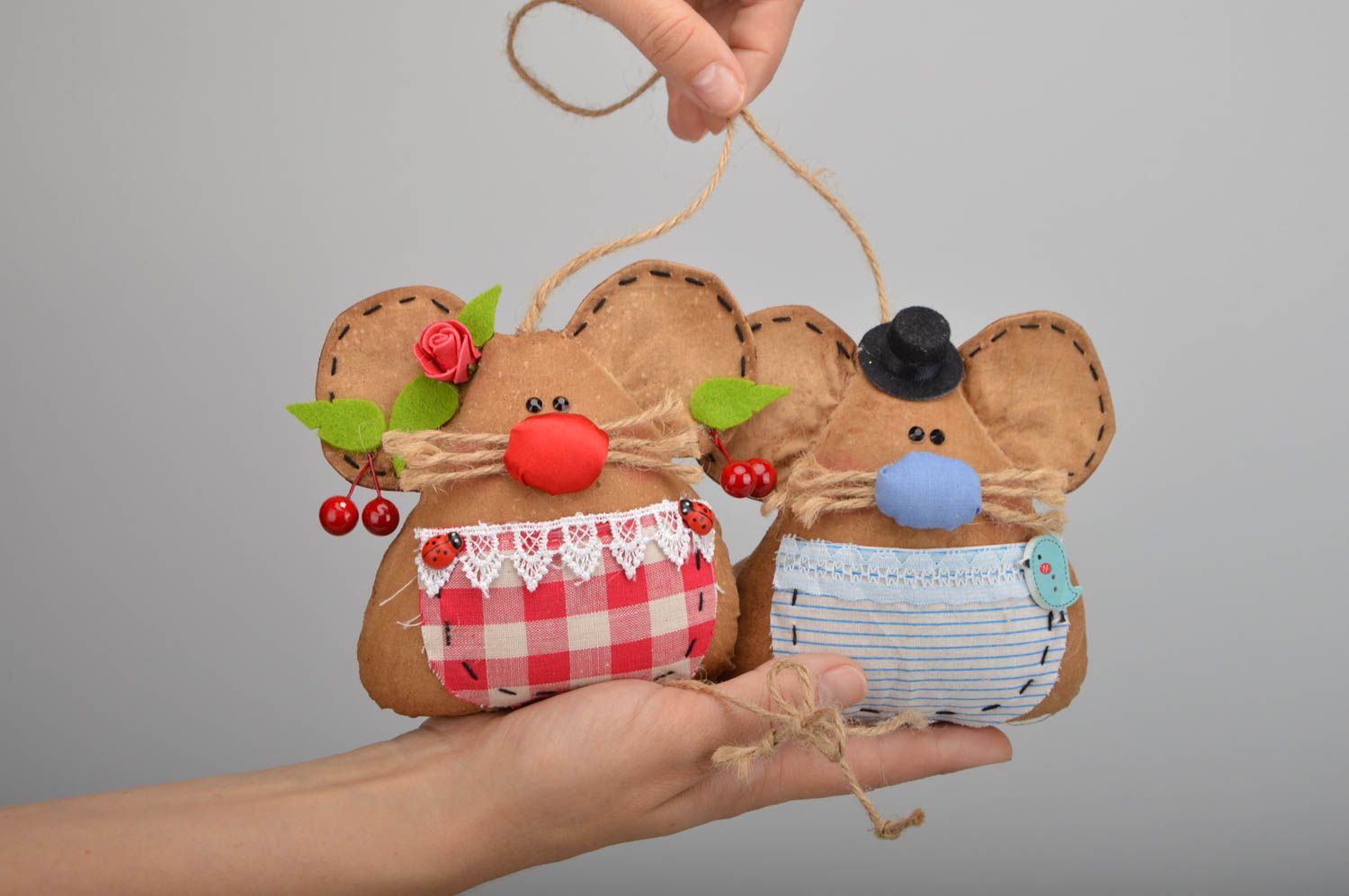 Handmade Dekoration Mäuse Deko zum Aufhängen Stoff Kuscheltiere aus Baumwolle foto 2