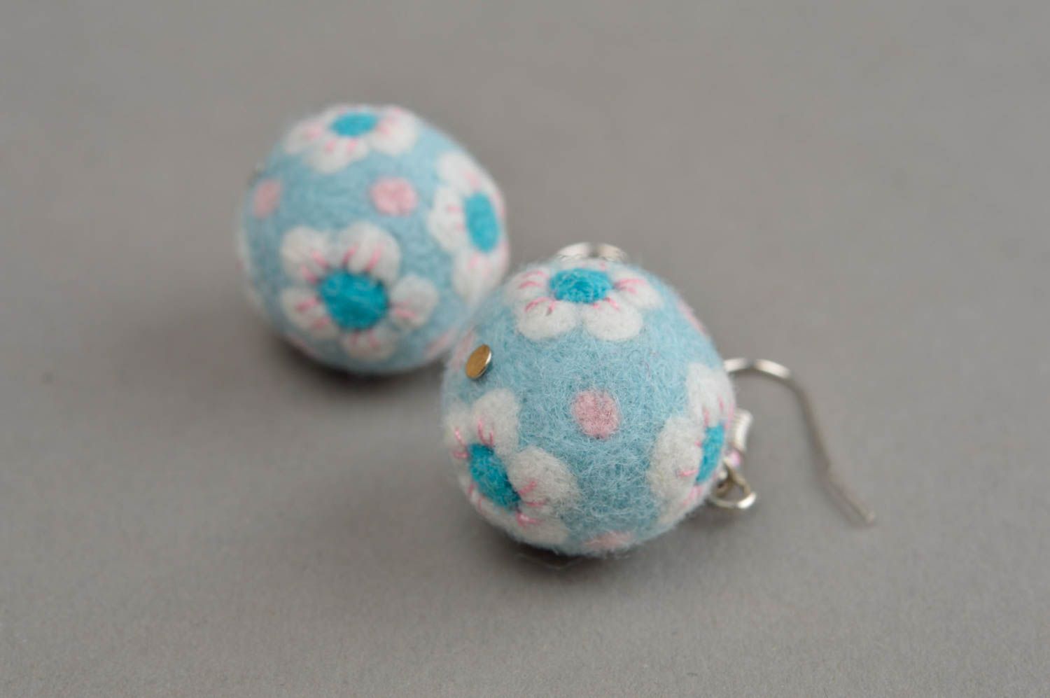 Boucles d'oreilles boules bleues à motif floral en laine feutrée faites main photo 3