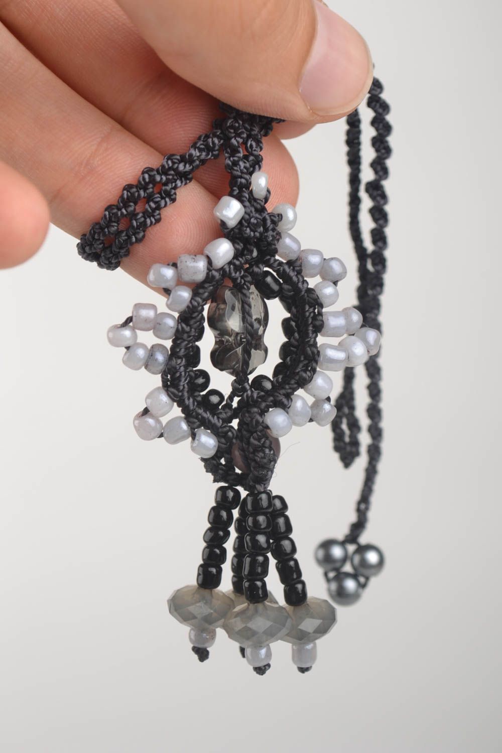 Pendentif noir Bijoux fait main Accessoire femme avec perles fantaisie noires photo 4